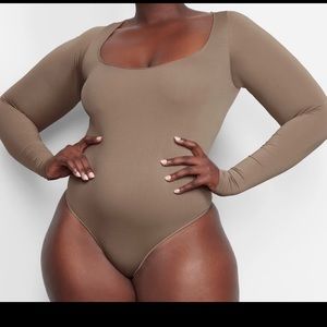 Skims Desert Essential Long Sleeve Scoop Neck Bodysuit